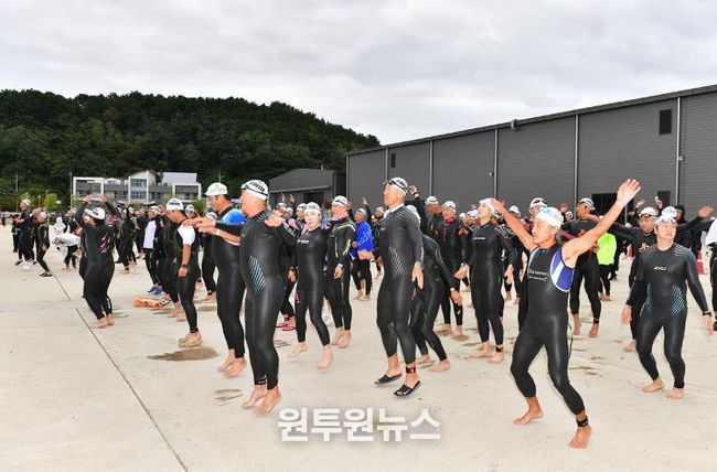 지난해 열린 울진 트라이애슬론대회에 참가한 선수들이 경기를 펼치고 있다.
