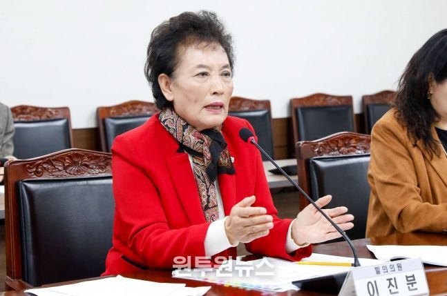 이진분 의원이 지난 28일 제299회 임시회 문화복지위원회에서 자신이 대표 발의한  ‘안산시 지역사회보장협의체 운영 조례 일부개정조례안’에 대해 설명하고 있다.