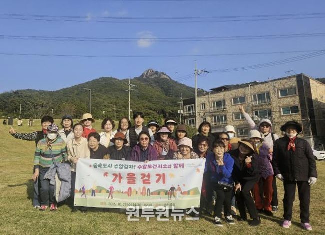 상록수보건소 수암보건지소에서 안산동 주민을 대상으로 올바른 걷기 교육과 걷기 체험을 진행하고 있다.