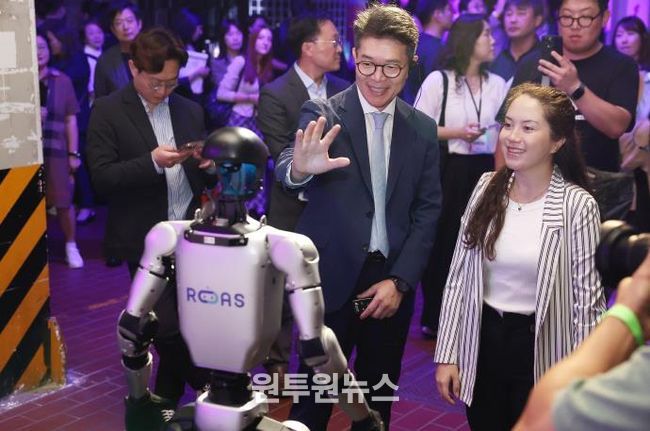 ‘2025 크리에이티브×성수’ CT페어에 참여한 정원오 성동구청장의 모습