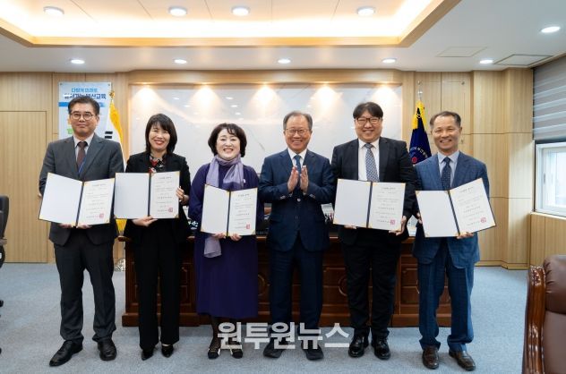 발령장 수여 모습 : 좌측부터 신동훈 장학관(에코4초), 박혜란 원장(에코8유), 안부희 원장(에코4유), 김석준 교육감, 변정현 장학관(신연초), 김진기 교감(에코특수)