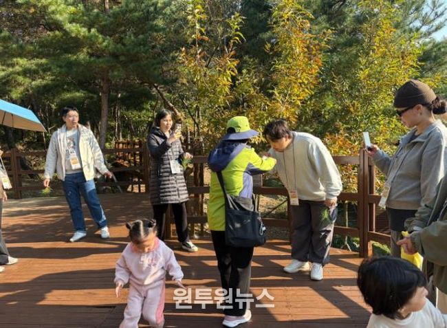 숲의 요소를 활용한 숲태교 프로그램에 참여하는 모습