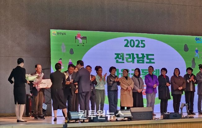 고흥군, 마을공동체 활동 ‘최우수 수상’ 및 운영 부스 큰 호응- 31일 점암면 귀농협의체 최준호 회장이 ‘2025 전남 마을공동체 한마당’에서 마을공동체 활동으로 최우수상을 수상하고 김영록 전남도지사로부터 상패를 받고 있다.