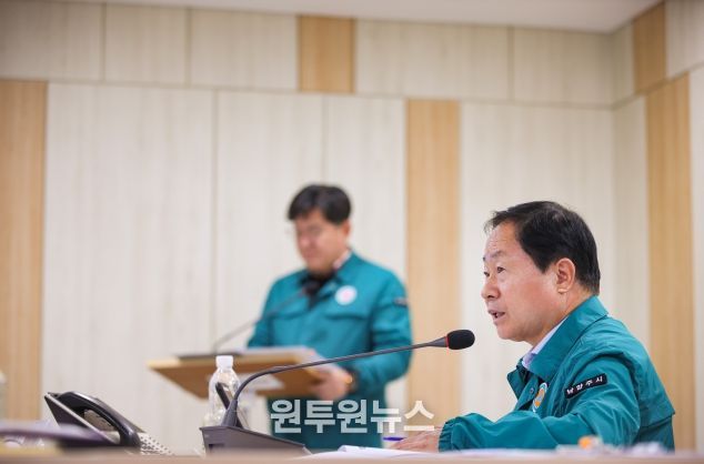 주광덕 시장이 재난상황실 토론훈련 현장을 지휘하고 있다.