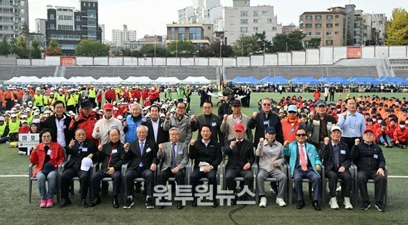 오세훈 서울시장이 31일(금) 오전 용산구 효창운동장에서 열린 '제25회 시니어올림픽'에서 참석자들과 기념촬영을 하고 있다.