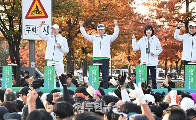 오세훈 서울시장이 2일(일) ‘2025 JTBC 서울마라톤’ 출발식에서 출전 선수의 안전한 완주를 응원하고 있다.