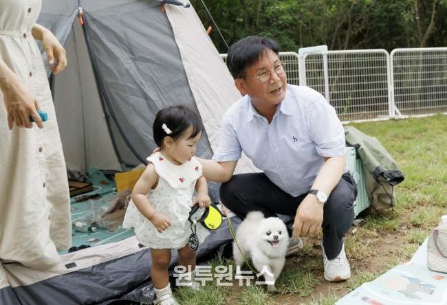 마포구 반려동물 캠핑장에서 반려견과 함께 행복한 시간을 보내고 있는 박강수 마포구청장