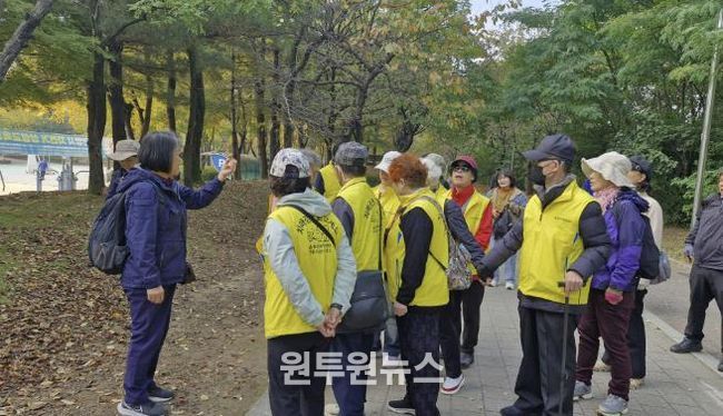 안양 동안치매안심센터는 치매가족 숲생태체험 프로그램으로 학의천 생태체험을 진행했다