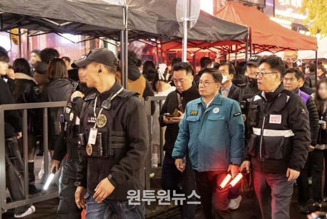 박강수 마포구청장이 핼러윈데이 당일인 10일 31일 레드로드에서 안전관리에 나섰다