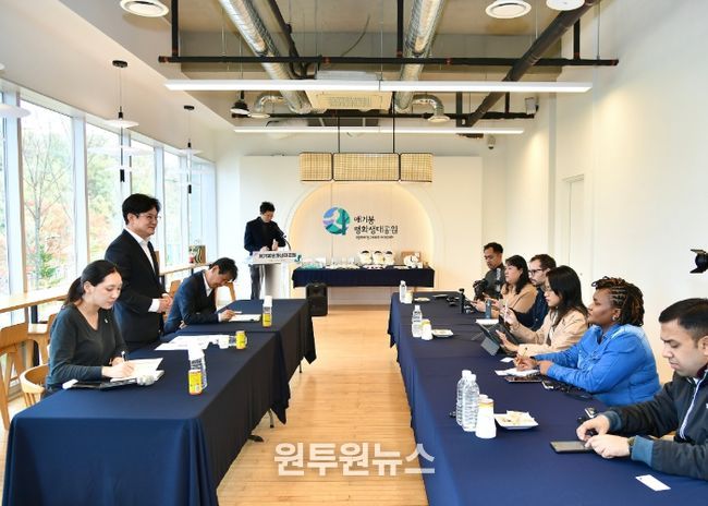 김병수 시장이 31일 남아공과 헝가리, 체코, 튀르키예, 필리핀, 인도, 태국 등 7개국 대표 외신들과 애기봉평화생태공원과 접경지 안보관광을 주제로 외신 기자 간담회를 진행했다.