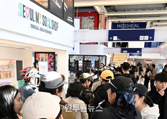 운항을 재개한 한강버스를 타기위해 선착장을 찾은 탑승객으로 북적이는 여의도선착장