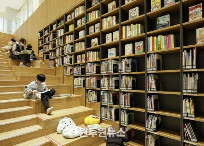 시민들이 화성동탄중앙도서관을 이용하고 있다