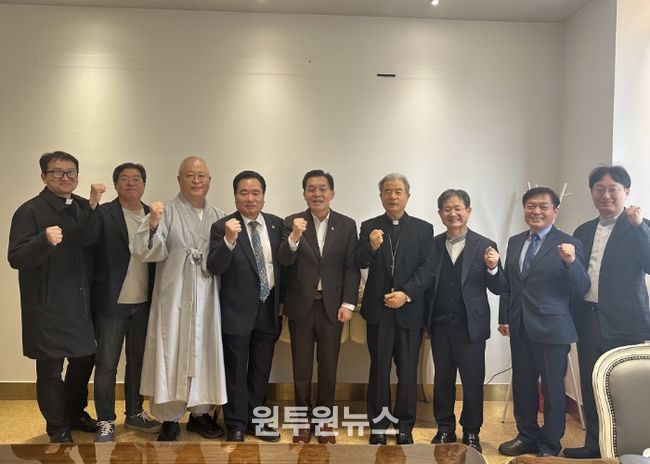 이재준 수원특례시장(사진 가운데)이 ‘개신교, 천주교, 불교, 원불교 4대 종단 간담회’ 참석자들이 함께 하고 있다