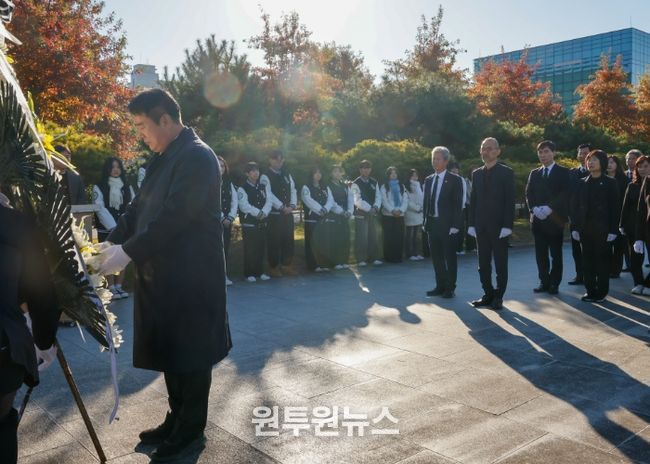 이정선 광주시교육감이 3일 광주자연과학고에서 진행한 학생독립운동기념탑 참배에서 헌화를 하고 있다. / 광주시교육청 제공