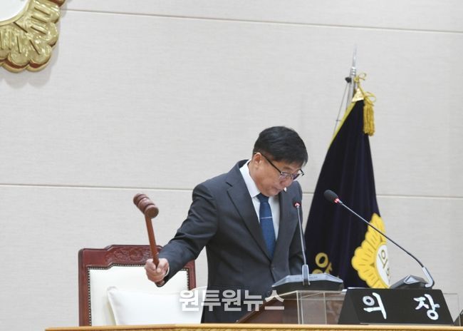 윤창철 의장이 제382회 임시회 제1차 본회의를 주재하고 있다.