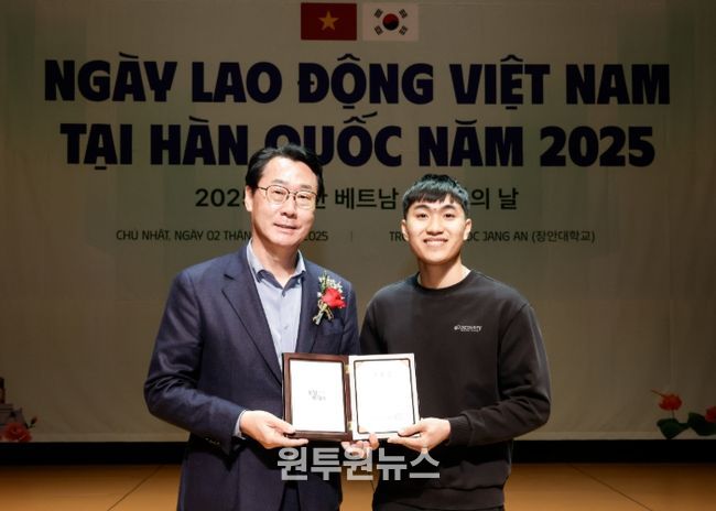 정명근 화성특례시장이 수상자와 함께 기념촬영을 하고있다