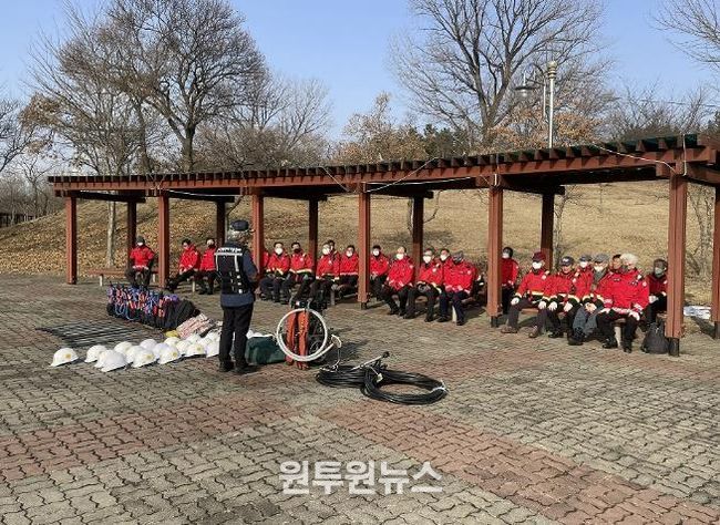 안산시 산불전문진화대가 현장교육을 진행하고 있다.