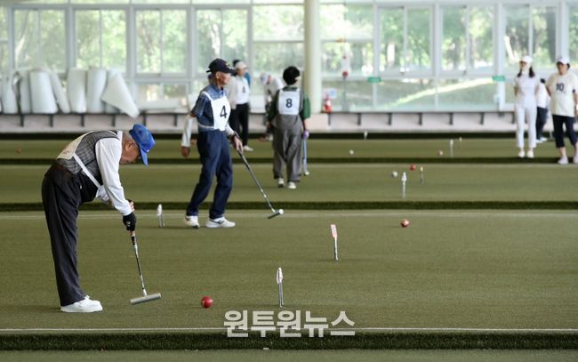 지난해 9월 열린 제28회 광산구 게이트볼협회장기 게이트볼대회에 참가한 어르신들이 경기를 펼치고 있다.