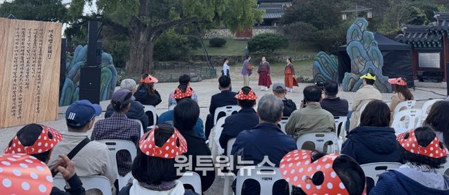 임고서원 은행나무 앞 야외마당에서 ‘나그네 마음을 담다’ 창작 마당극 공연이 펼쳐지고 있다.