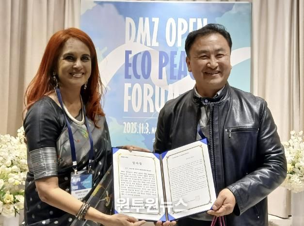 파주시민네트워크 이성수 운영위원이 나야르 작가에게 감사장을 수여하고 있다