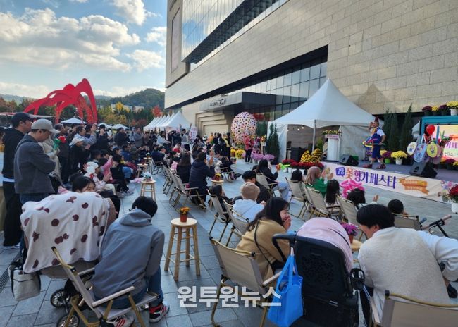 ‘고양 꽃향기 페스타’ 공연을 관람 중인 방문객들