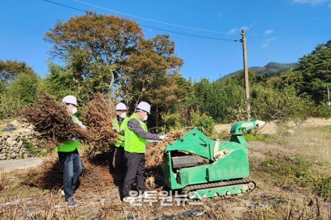 영농부산물 파쇄지원단 활동 사진