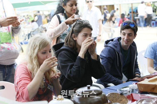 ‘보성녹차’ 2025 APEC 한중 정상회담 국빈 만찬에 올라_외국인 관광객들이 보성녹차를 마시고 있다