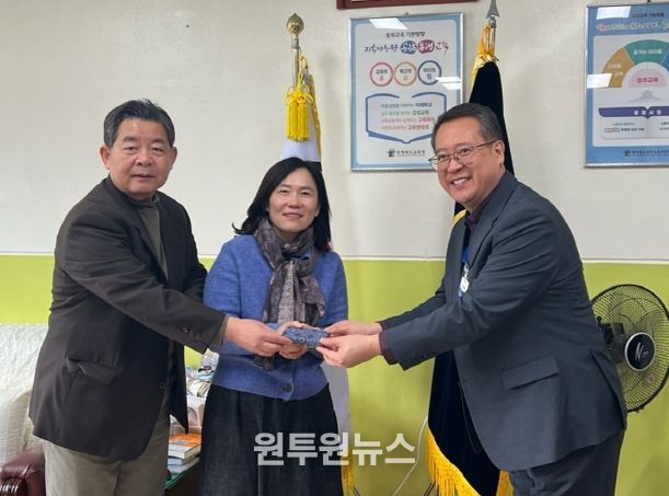 청주시립합창단, 학교 교가 업그레이드 ‘교가 드림’ 진행. 사진(왼쪽부터 이민영 청주시립합창단 예술감독 겸 상임지휘자, 윤남용 문예운영과장, 정성용 청주중앙여고 교장)