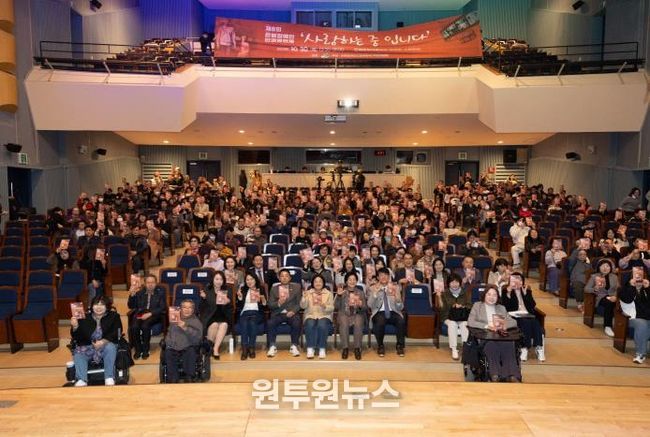 제8회 은평장애인인권영화제를 관람하고 있는 관객들