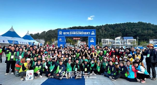 종합자원봉사센터 후포요트경기장과 해안도로 일원에서 열린‘제21회 전국 울진 트라이애슬론 대회’에서 130여 명의 자원봉사자들이 참여했