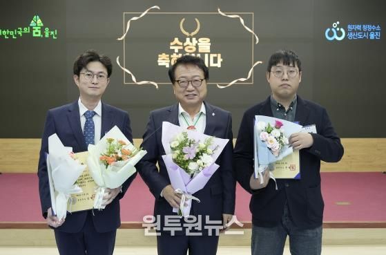 왼쪽 죽변면 김민수 주무관, 오른쪽 평해읍 김상엽 주무관