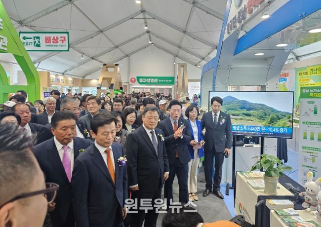 '2025 진주국제농식품박람회'에 참석한 박명균 행정부지사