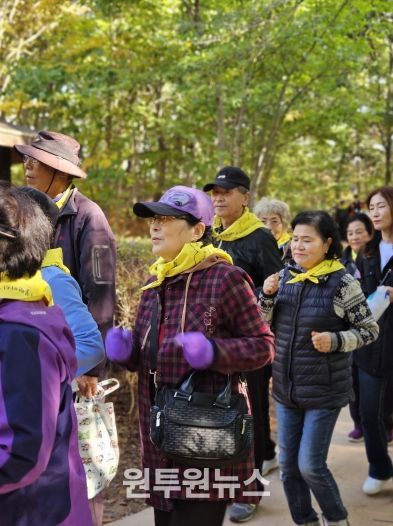 5일 경암근린공원에서 열린 2025 한마음 치매극복 걷기행사에서 시민들이 걷고 있다.