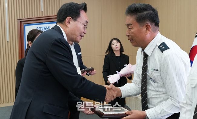 윤병태 나주시장으로부터 나주시장상을 받고 있는 김원종 씨.