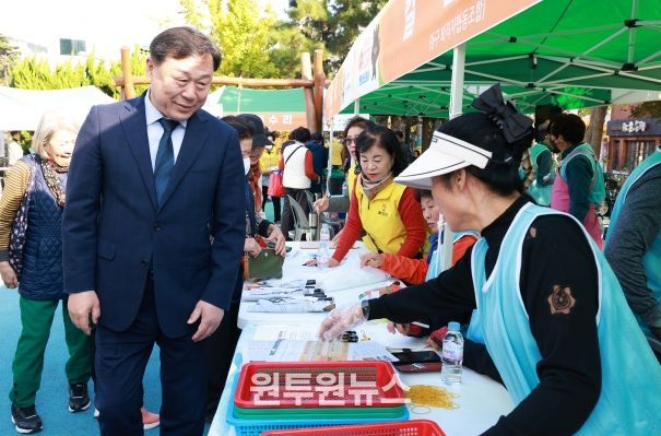 울산 동구는 5일 옥류공원 일원에서 남목1동 OK생활민원 현장서비스의 날을 가진 가운데 김종훈 동구청장이 참석해 행사장을 라운딩하며 봉사자 및 주민들을 격려하고 있다.