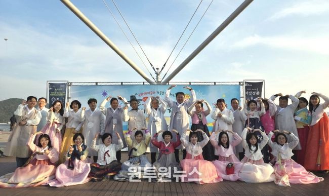 부림시장 한복, 국화축제장서 꽃피다