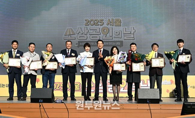오세훈 서울시장이 5일 서울광장에서 열린 ‘2025 서울시 소상공인의 날 기념행사’에 참석해 소상공안 14명에게 시장 표창을 수여하고 수상자들과 기념촬영하고 있다.