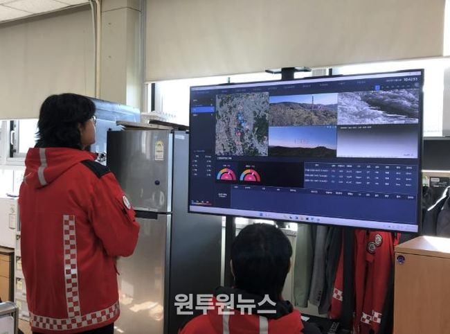 광명시 산불방지대책본부에서 실시간으로 송출되는 산불 감시 영상과 AI 복합진단 알고리즘 기술로 분석한 결과를 모니터링하고 있다.