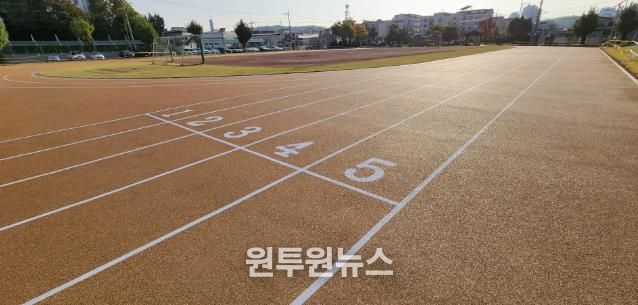 교체 작업이 끝난 당진초등학교 운동장 전경