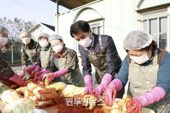 최재형 군수가 김장담그기 행사를 함께 하는 모습