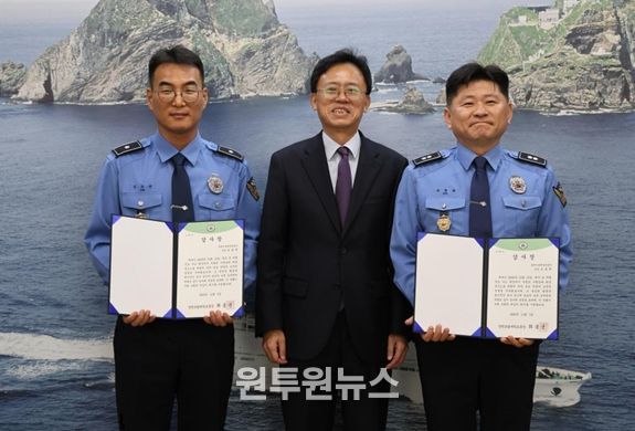 동해지방해양경찰청 조동희 경감, 김호관 경위에게 감사장 수여