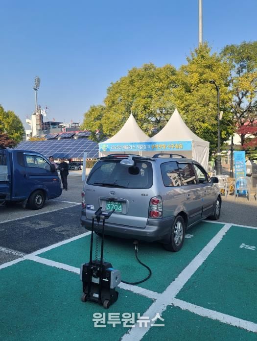 수원시와 수도권대기환경청·저감장치 제작사가 수원종합운동장에서 합동점검을 하고 있다.