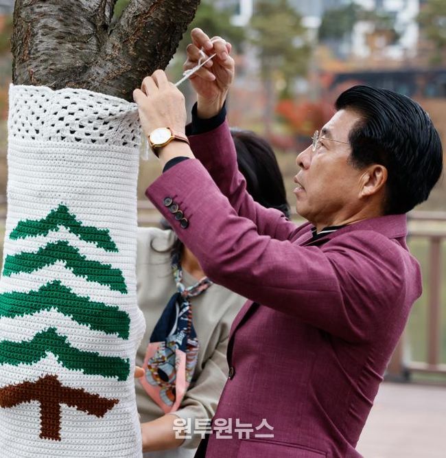 지난해 11월 15일 위례통 트리니팅 개막식에서 나무에 뜨개옷을 입히는 서강석 송파구청장
