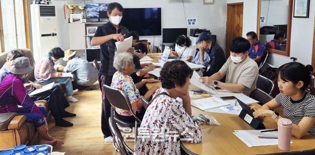 경상남도 환경보건센터가 9월 22일 창원특례시 의창구 동읍에서 환경유해인자 노출평가 및 건강모니터링을 수행하고 있다
