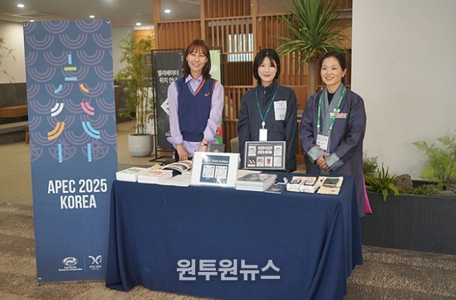 경주애 글로벌 공무원 서포터즈단이 APEC 기자단 숙소에서 외신 지원 업무를 수행하고 있는 모습.