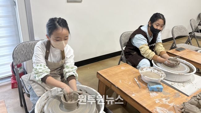 영덕도예문화체험장에서 방문객들이 원데이클래스에 참여해 나만의 도자기 그릇을 빚고 있다.