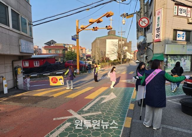 강화군자원봉사센터, 갑룡초등학교 앞 교통안전 캠페인 실시