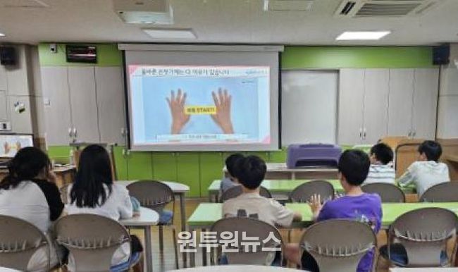 화성특례시가 관내 어린이들을 대상으로 손씻기 교육을 하고 있다