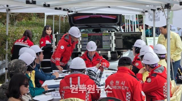 상사면 산불 대응 훈련 현장에서 안전한국훈련 현장통합지휘본부가 현장대응회의를 진행하고 있다
