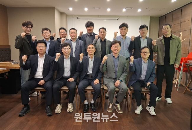 아산시·천안시와 생활권 현안 공유 및 상생협력 논의(첫 번째 줄 왼쪽에서 세 번째 방효찬 아산시 도시개발국장, 네 번째 이경열 천안시 도시주택국장)